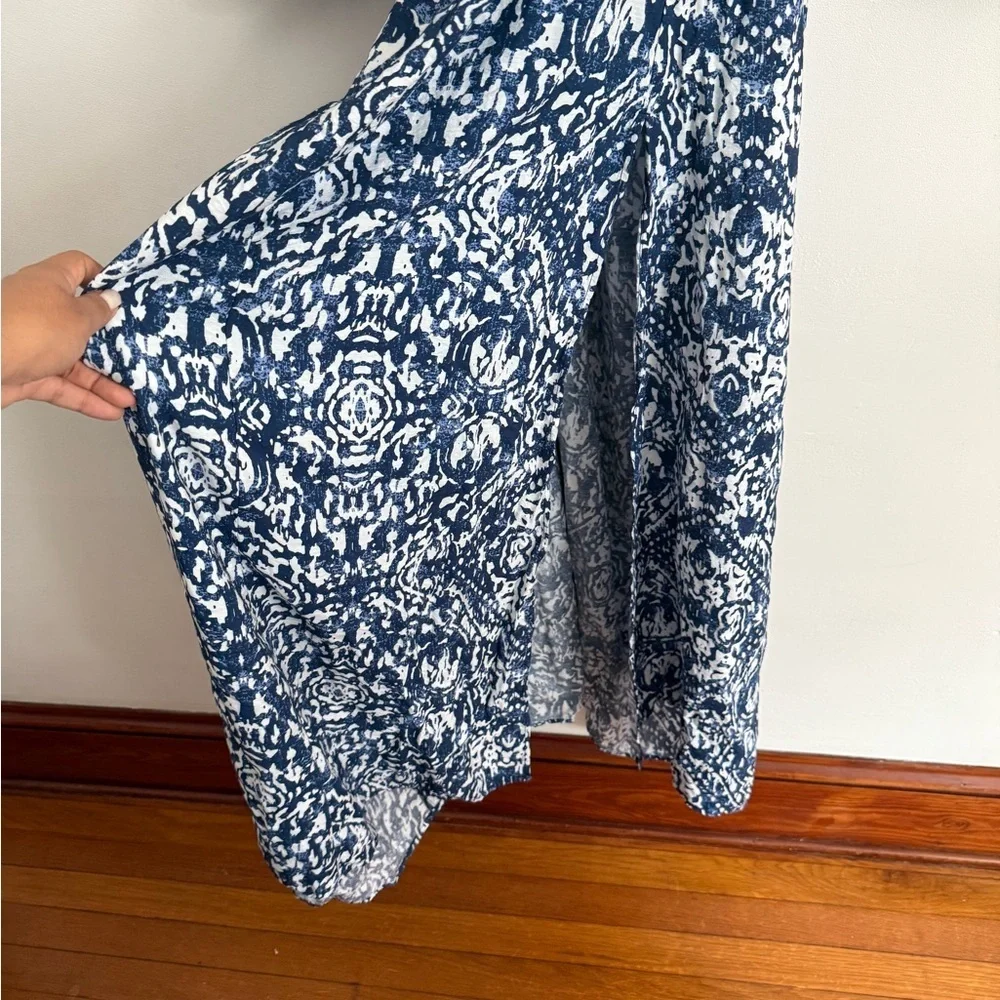 Chic and bohemian-inspired Abercrombie & Fitch Abstract Print maxi dress